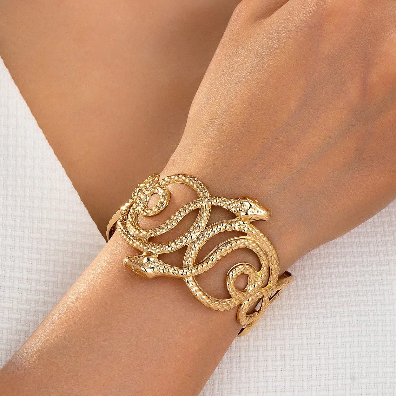 Snake bracelet for Women Colour:- Gold Material:- Stainless steel and copper mix Anti tarnish material