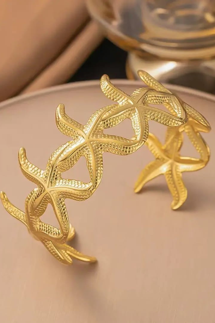 Stainless steel bracelet for women Colour:- GoldAnti tarnish and anti Allergic Superior Quality with  eye catching look