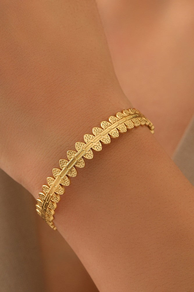 Stainless steel bracelet for women Hot selling designsAnti Tarnish and Anti allergic material 18 k gold plated with titanium material