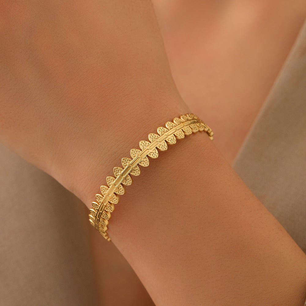 Stainless steel bracelet for women Hot selling designsAnti Tarnish and Anti allergic material 18 k gold plated with titanium material