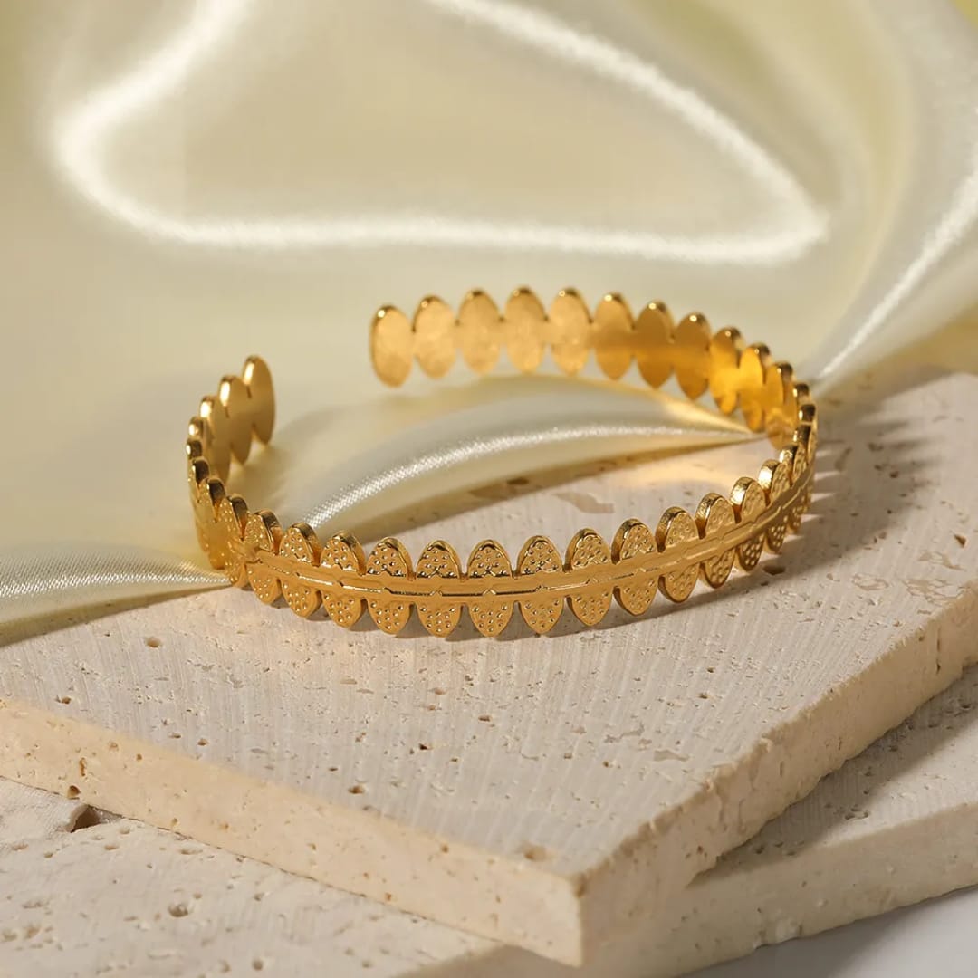 Stainless steel bracelet for women Hot selling designsAnti Tarnish and Anti allergic material 18 k gold plated with titanium material