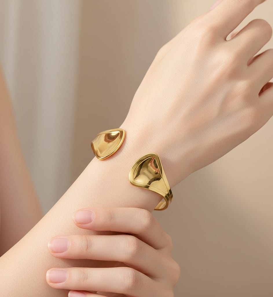 Stainless steel bracelet for women Hot selling designsAnti Tarnish and Anti allergic material 18 k gold plated with titanium material