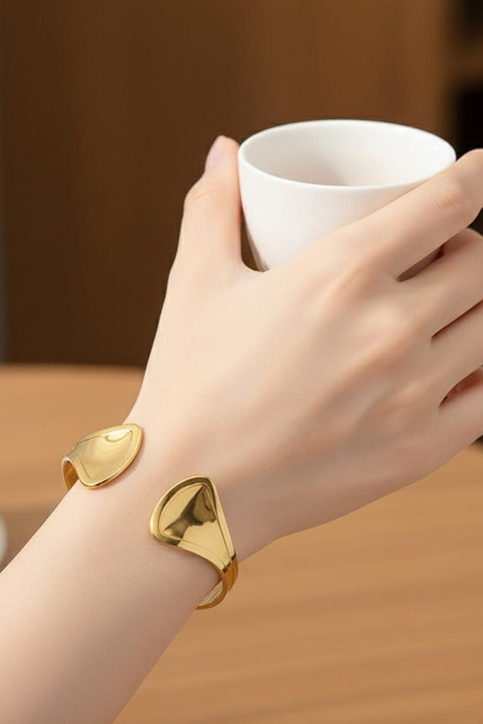 Stainless steel bracelet for women Hot selling designsAnti Tarnish and Anti allergic material 18 k gold plated with titanium material