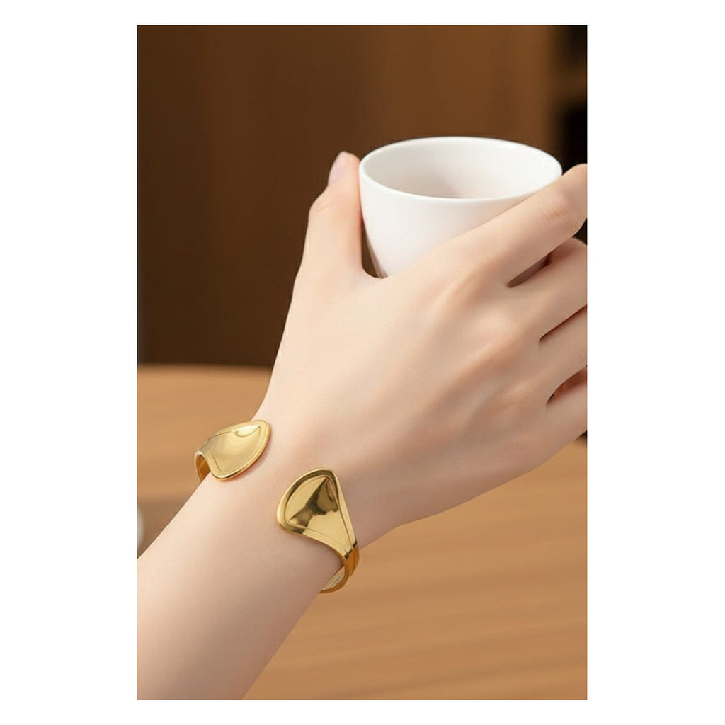 Stainless steel bracelet for women Hot selling designsAnti Tarnish and Anti allergic material 18 k gold plated with titanium material