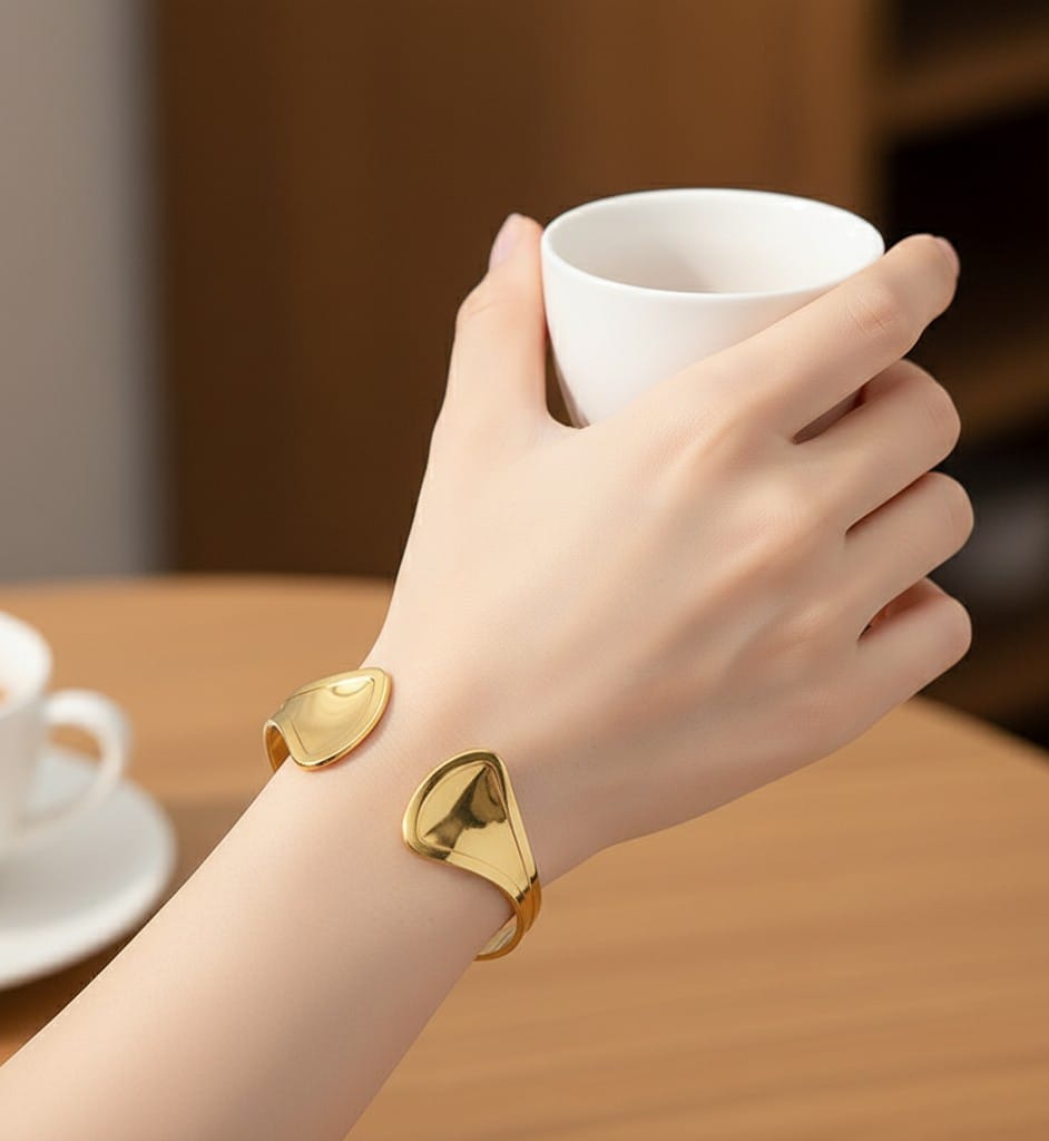 Stainless steel bracelet for women Hot selling designsAnti Tarnish and Anti allergic material 18 k gold plated with titanium material