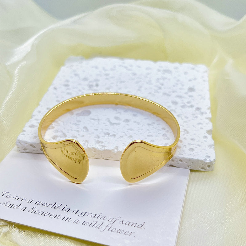 Stainless steel bracelet for women Hot selling designsAnti Tarnish and Anti allergic material 18 k gold plated with titanium material