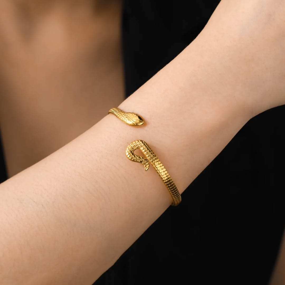Stainless steel bracelet for women Hot selling designsAnti Tarnish and Anti allergic material 18 k gold plated with titanium material