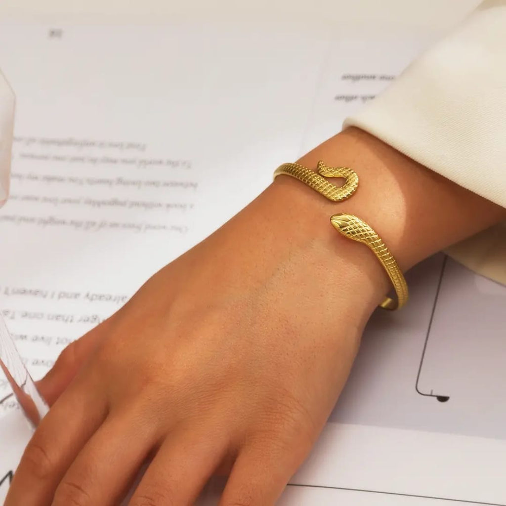 Stainless steel bracelet for women Hot selling designsAnti Tarnish and Anti allergic material 18 k gold plated with titanium material