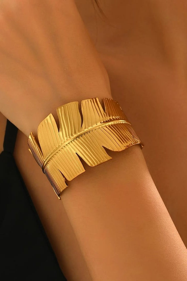 Stainless steel bracelet for women Hot selling designsAnti Tarnish and Anti allergic material 18 k gold plated with titanium material
