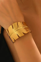 Stainless steel bracelet for women Hot selling designsAnti Tarnish and Anti allergic material 18 k gold plated with titanium material