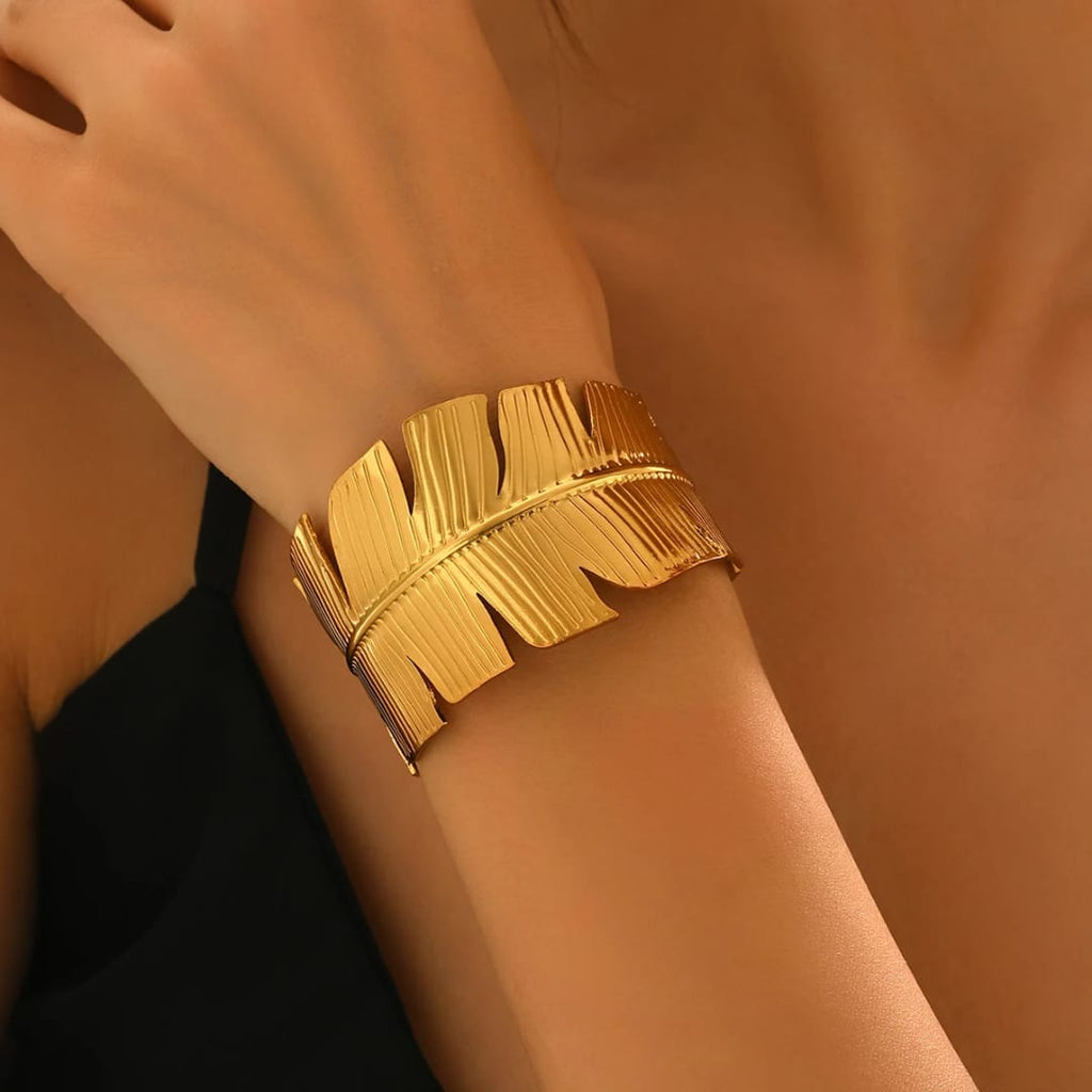 Stainless steel bracelet for women Hot selling designsAnti Tarnish and Anti allergic material 18 k gold plated with titanium material