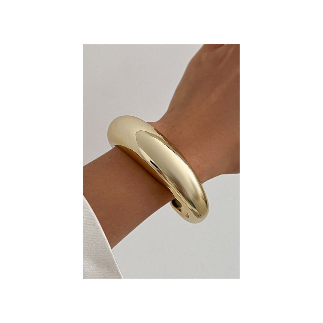 Women's hot selling bracelet Colour:- Gold Material:- CCBAnti tarnish and Anti Allergic