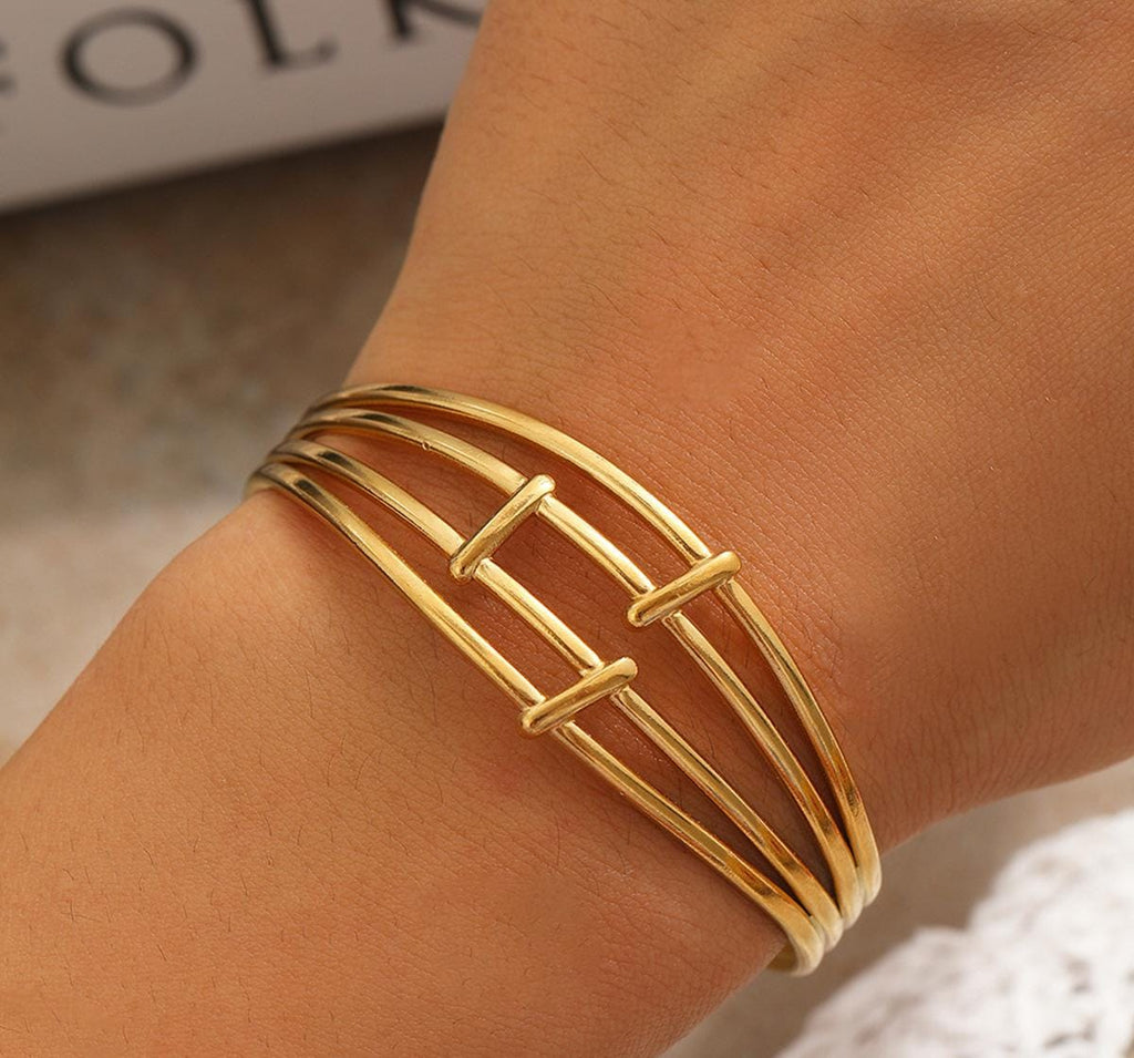 Stainless steel bracelet, trendy design 18 k gold plated Material:- Titanium steel Anti tarnish and Anti allergic