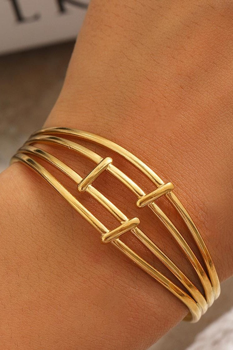 Stainless steel bracelet, trendy design 18 k gold plated Material:- Titanium steel Anti tarnish and Anti allergic