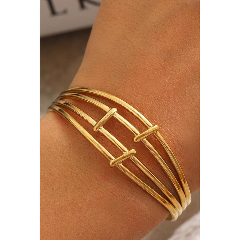Stainless steel bracelet, trendy design 18 k gold plated Material:- Titanium steel Anti tarnish and Anti allergic