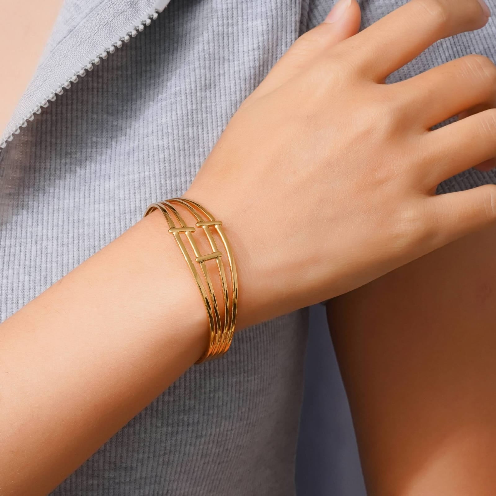 Stainless steel bracelet, trendy design 18 k gold plated Material:- Titanium steel Anti tarnish and Anti allergic