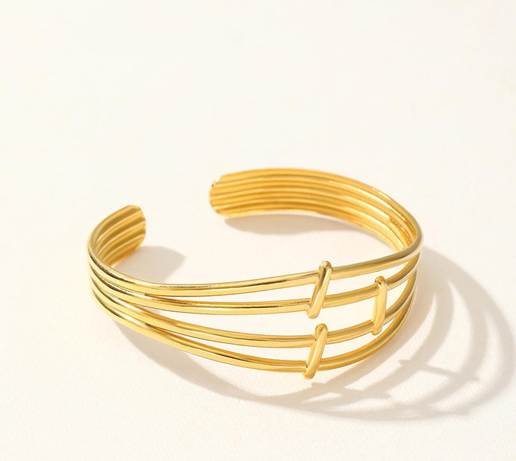 Stainless steel bracelet, trendy design 18 k gold plated Material:- Titanium steel Anti tarnish and Anti allergic