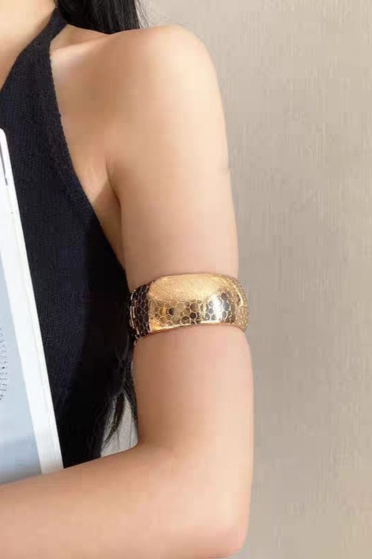 Retro style bracelet for women Big size , hot selling Colour:- Gold Material:- CCB Anti tarnish and Anti Allergic
