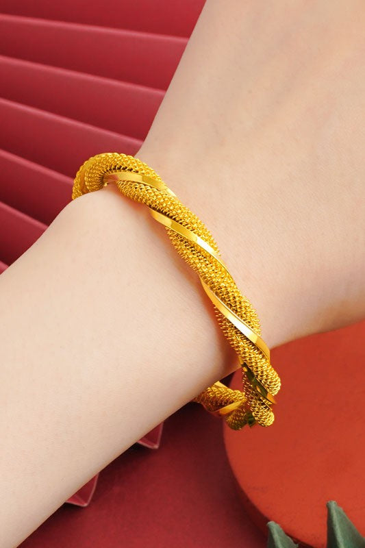 Pack of 2 bangles Weeding style Gold colour Anti Tarnish and Anti allergic Material:- Stainless steel and copper