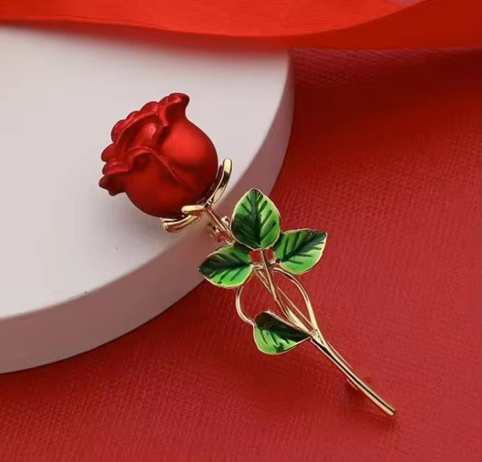 Flower shaped Brooch Unisex style for men and women bothAnti tarnished material Colour:- Same as photo Material:- Alloy copper