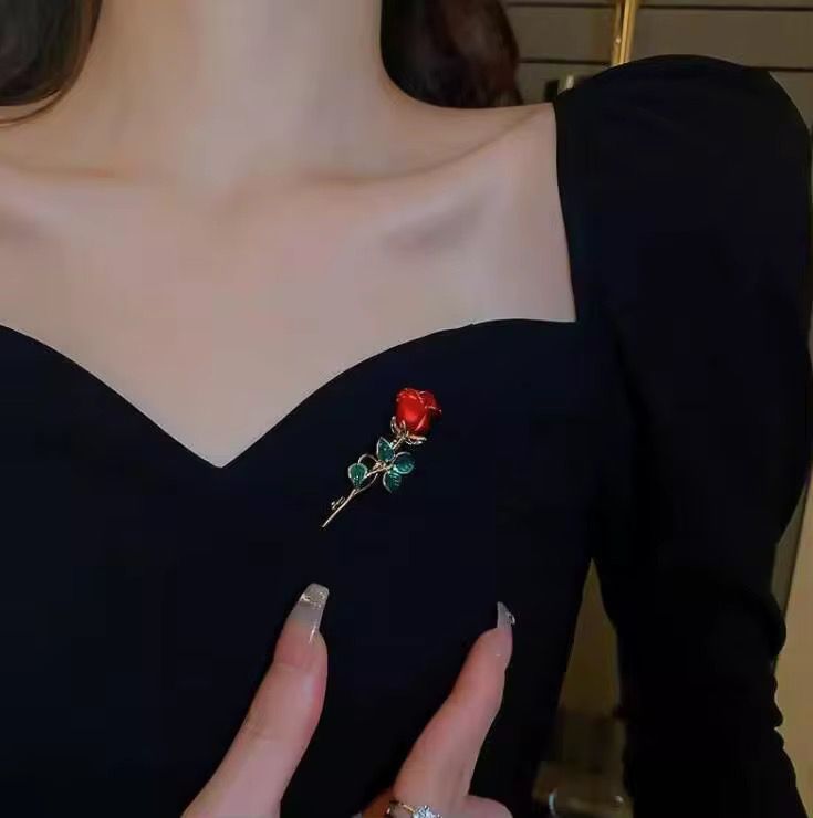 Flower shaped Brooch Unisex style for men and women bothAnti tarnished material Colour:- Same as photo Material:- Alloy copper