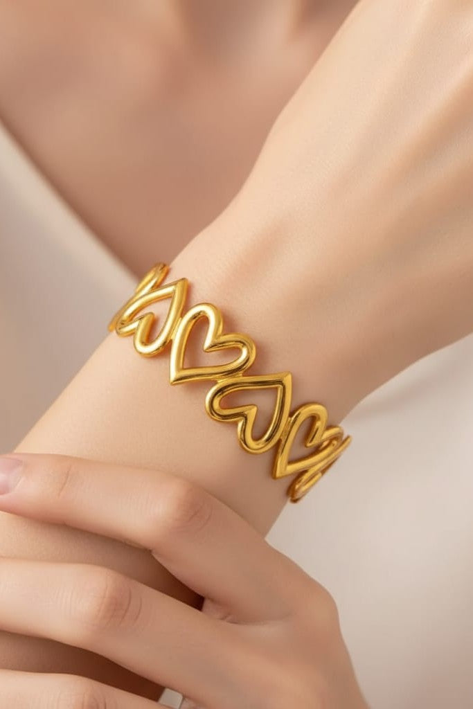 Stainless steel bracelet for women Hot selling designsAnti Tarnish and Anti allergic material 18 k gold plated with titanium material