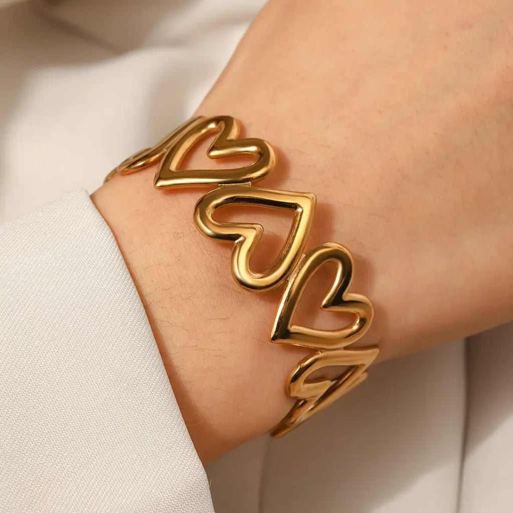 Stainless steel bracelet for women Hot selling designsAnti Tarnish and Anti allergic material 18 k gold plated with titanium material