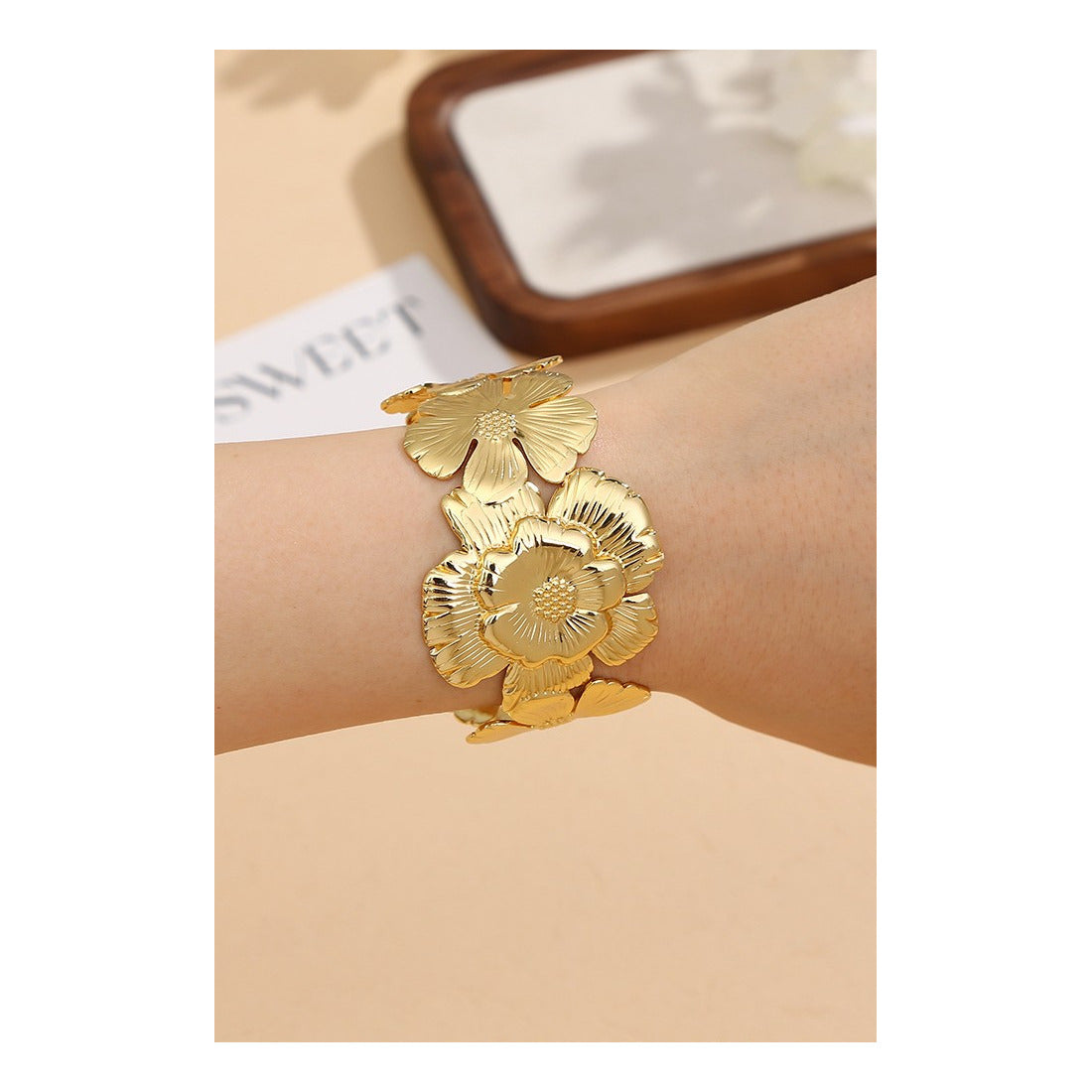 Flower shaped Stainless steel bracelet Anti tarnished and Anti Allergic Superior Quality products
