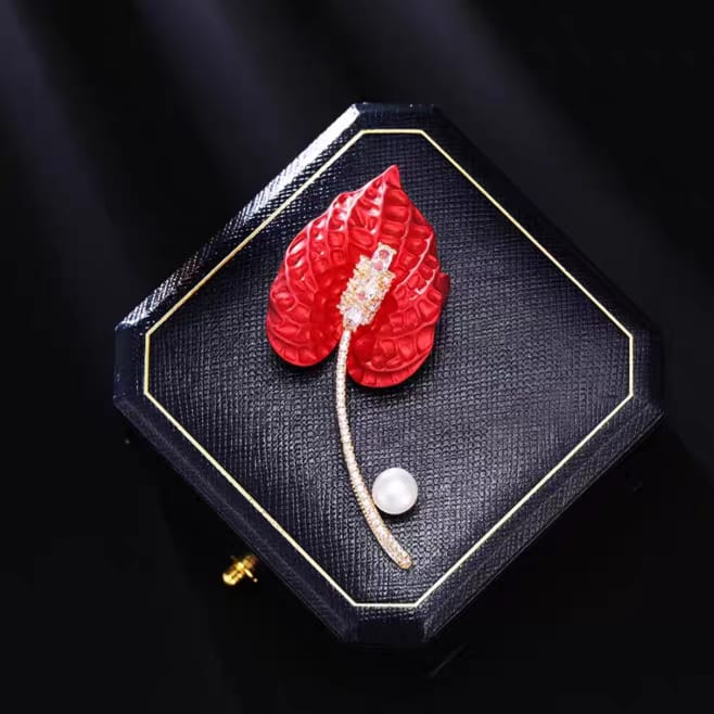 Brooches unisex style Leaf shaped