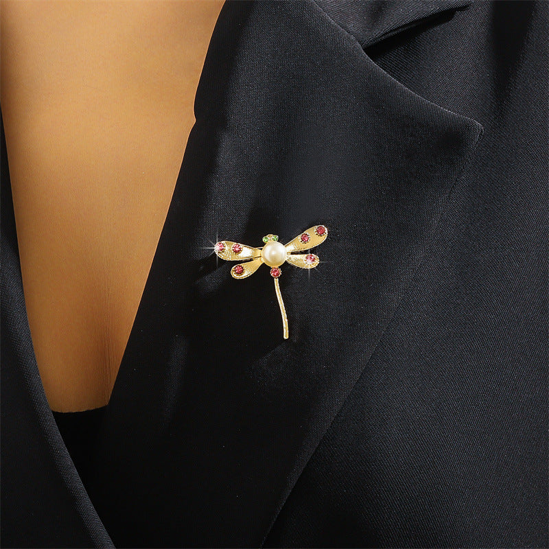Bee shaped design in brooches Unisex style for bothMaterial:- Alloy copper Anti Tarnish and Anti Allergic Superior Quality products