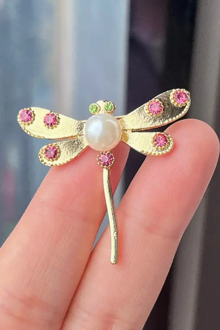 Bee shaped design in brooches Unisex style for bothMaterial:- Alloy copper Anti Tarnish and Anti Allergic Superior Quality products