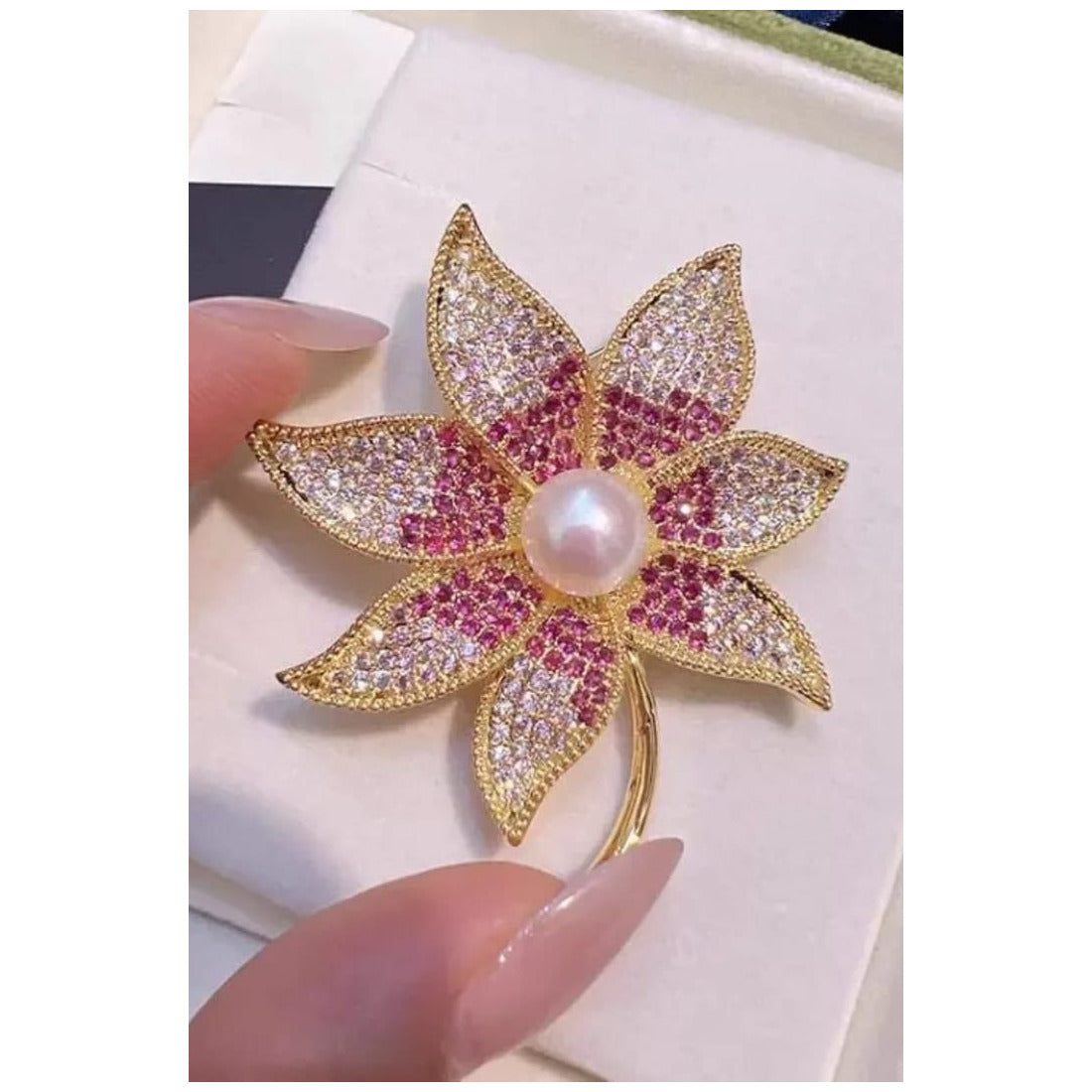 Trendy and Fashionable Brooches Unisex style Material: Alloy Copper Anti Tarnish and Anti Allergic