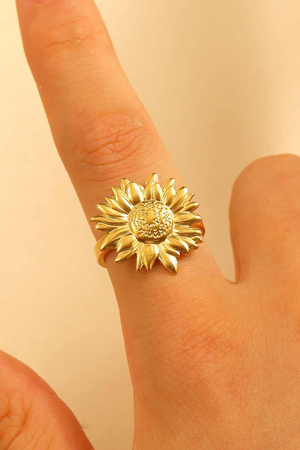 Flower shape Anti tarnish finger rings Colour:- Gold Material:- Stainless steel Superior Quality and Anti Allergic