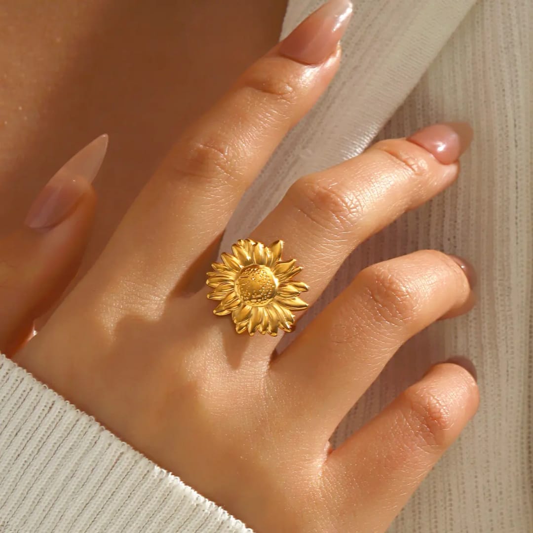 Flower shape Anti tarnish finger rings Colour:- Gold Material:- Stainless steel Superior Quality and Anti Allergic