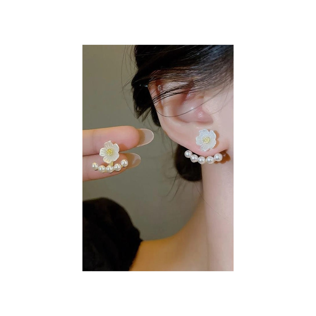 Pearl And Flower earringsExclusive launch designAnti tarnish materialMaterial:- Pearl  + Acrylic+ Alloy
