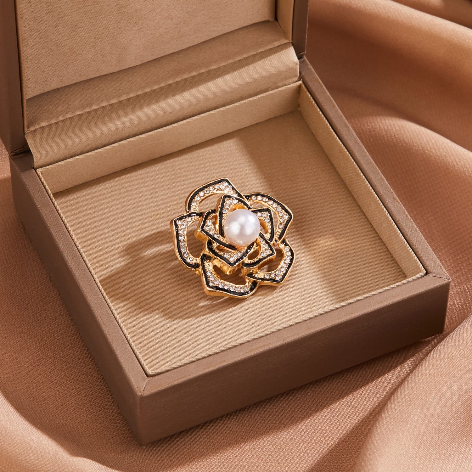 Unisex style brooches Anti tarnish and Anti Allergic Superior Quality products Material:- Alloy copper
