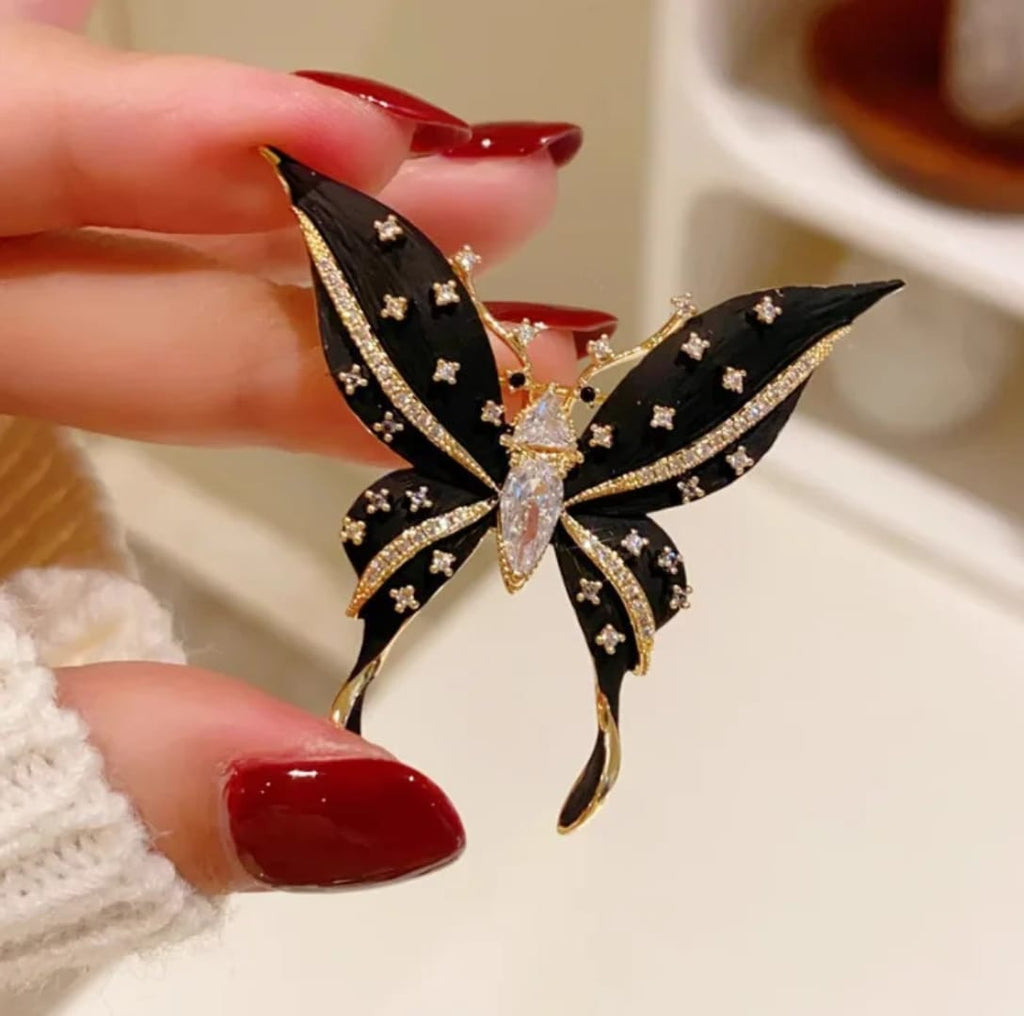 Butterfly brooch, unisex style Colour:- BlackMaterial:- Copper AlloyAnti Tarnish material