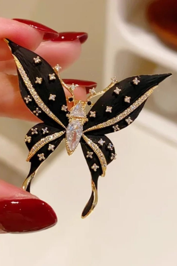 Butterfly brooch, unisex style Colour:- BlackMaterial:- Copper AlloyAnti Tarnish material