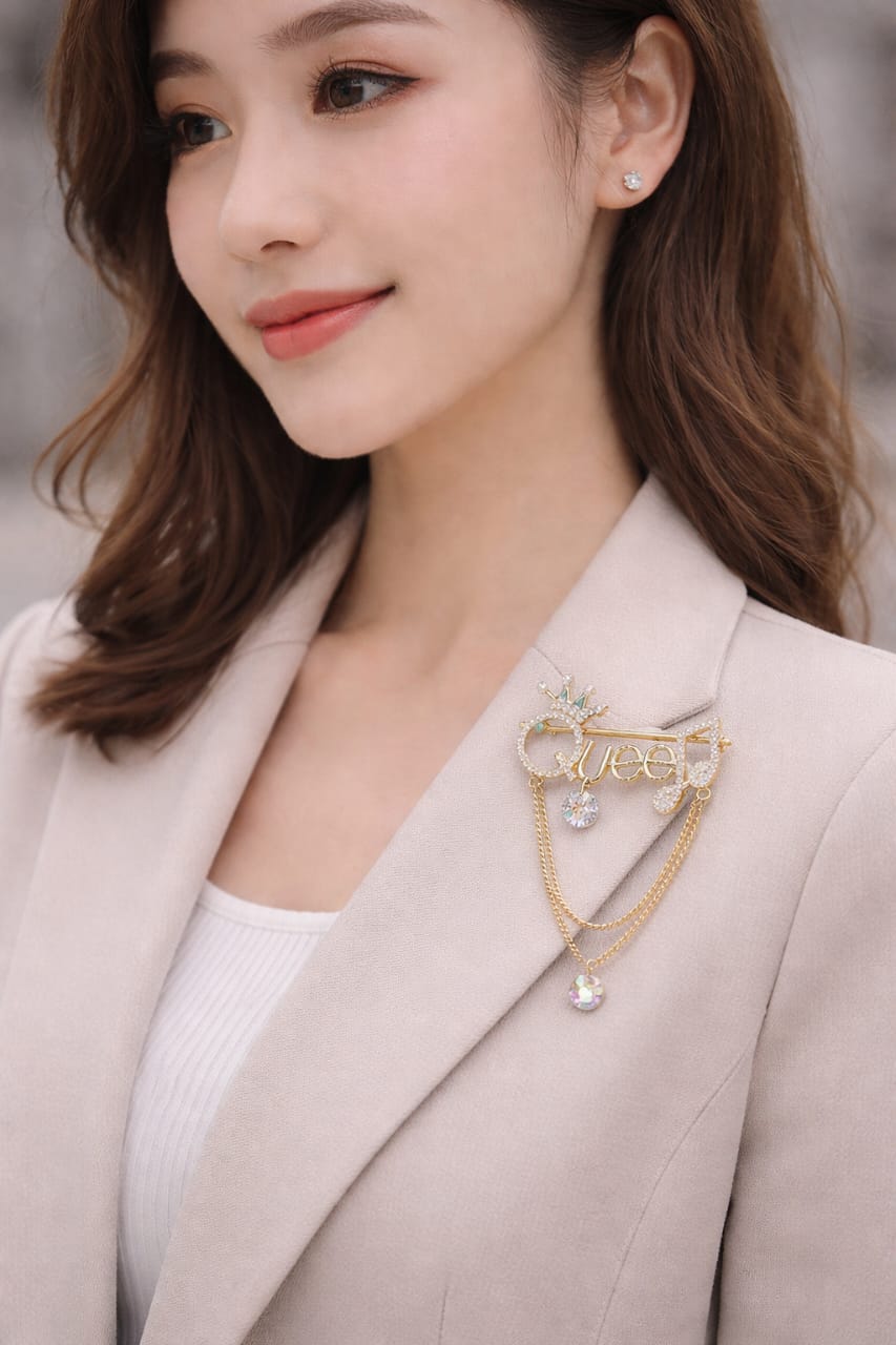 Queen Shaped Elegant brooch Material:- Alloy copper Anti Tarnish and Anti Allergic Superior Quality products