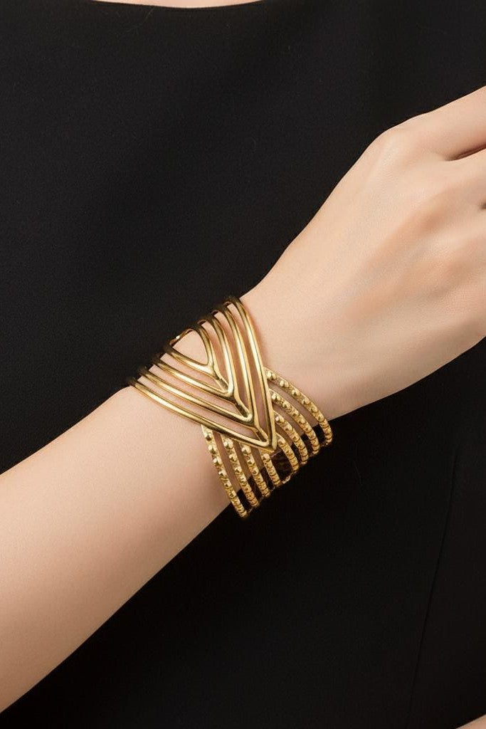 Stainless steel bracelet for women Hot selling designsAnti Tarnish and Anti allergic material 18 k gold plated with titanium material