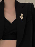 Double flower shaped Brooch Unisex style Colour:- Gold Anti tarnish and Anti Allergic Superior Quality products