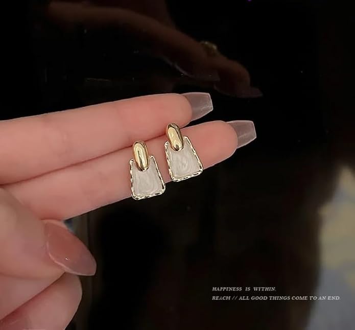 Anti tarnish Ear studs for womenMaterial:- Alloy copperColour:- Gold