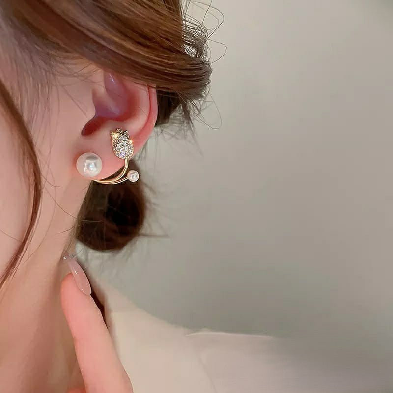 Luxury flower ear studsColor specifications :- GoldenReady stock available