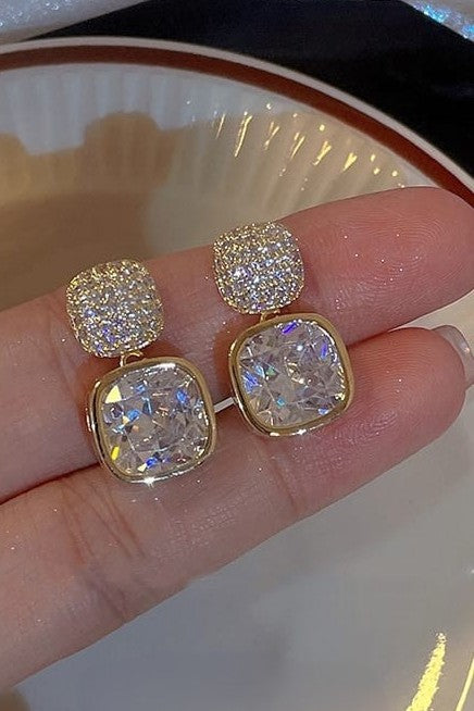 Luxury style Crystal Earrings Material:- Copper + Crystal Colour:- GoldAnti Tarnish products