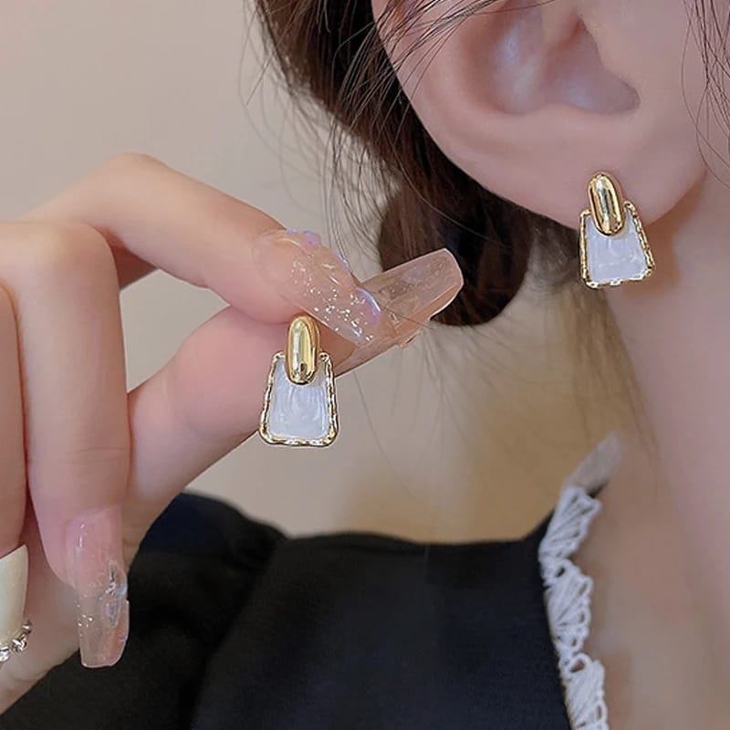 Anti tarnish Ear studs for womenMaterial:- Alloy copperColour:- Gold