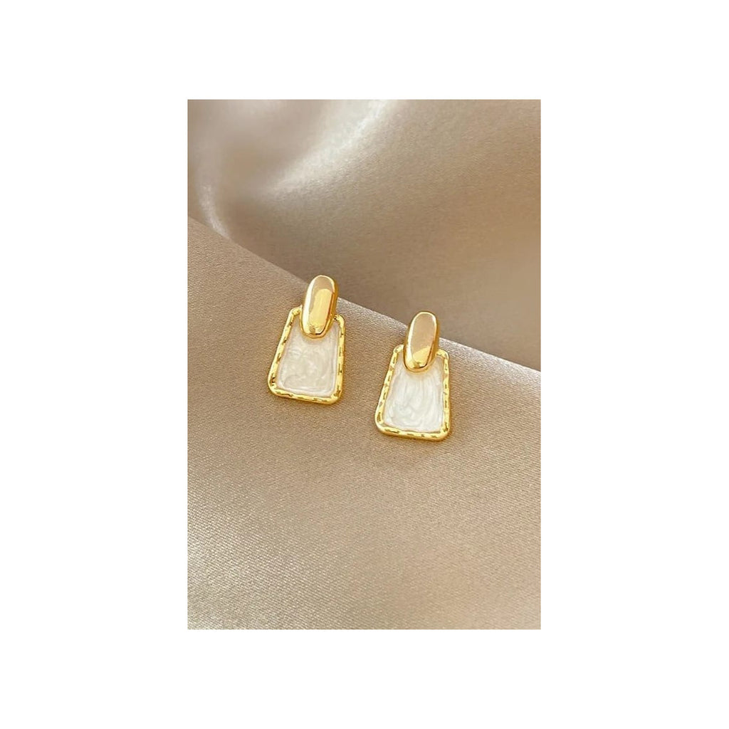 Anti tarnish Ear studs for womenMaterial:- Alloy copperColour:- Gold