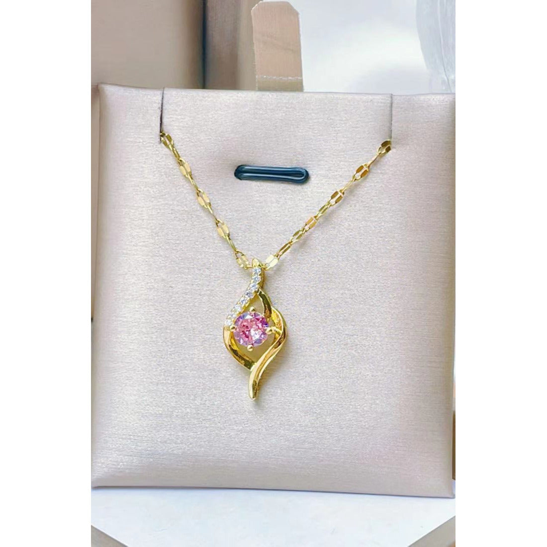 Hot selling design Necklace for Girls Material:- Alloy copper Anti tarnish Necklace chainColour: Gold