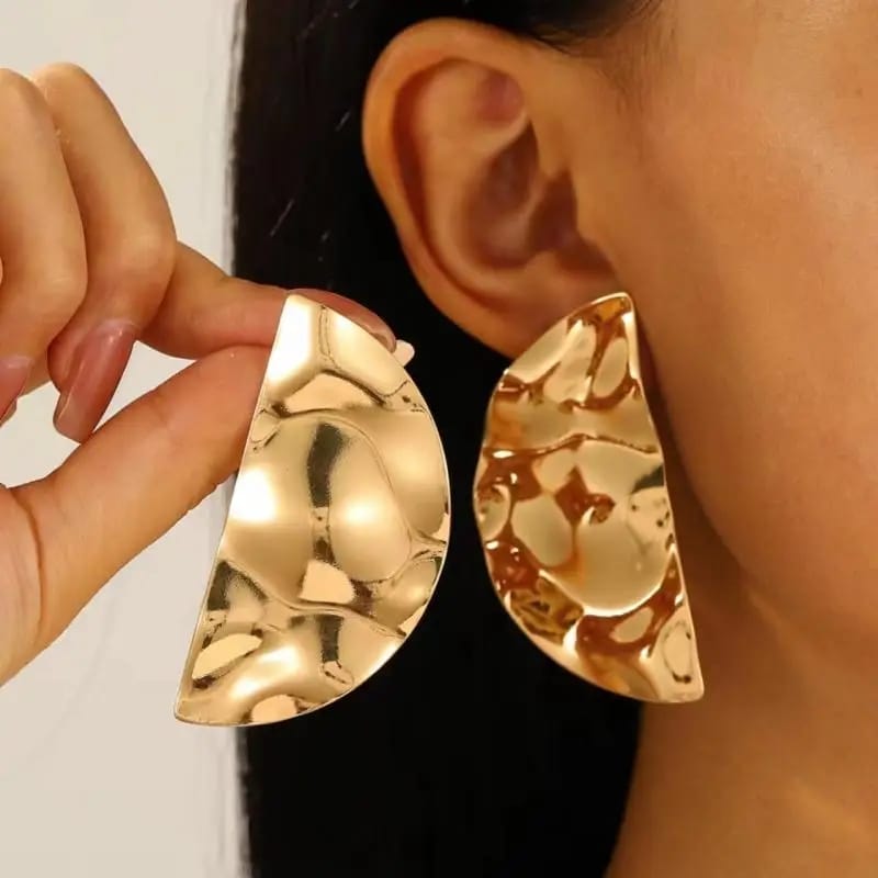 Stainless steel half moon Earrings Luxury styles and No fade earrings Colour:- Gold 18 k gold plated Anti allergic and Anti Tarnish