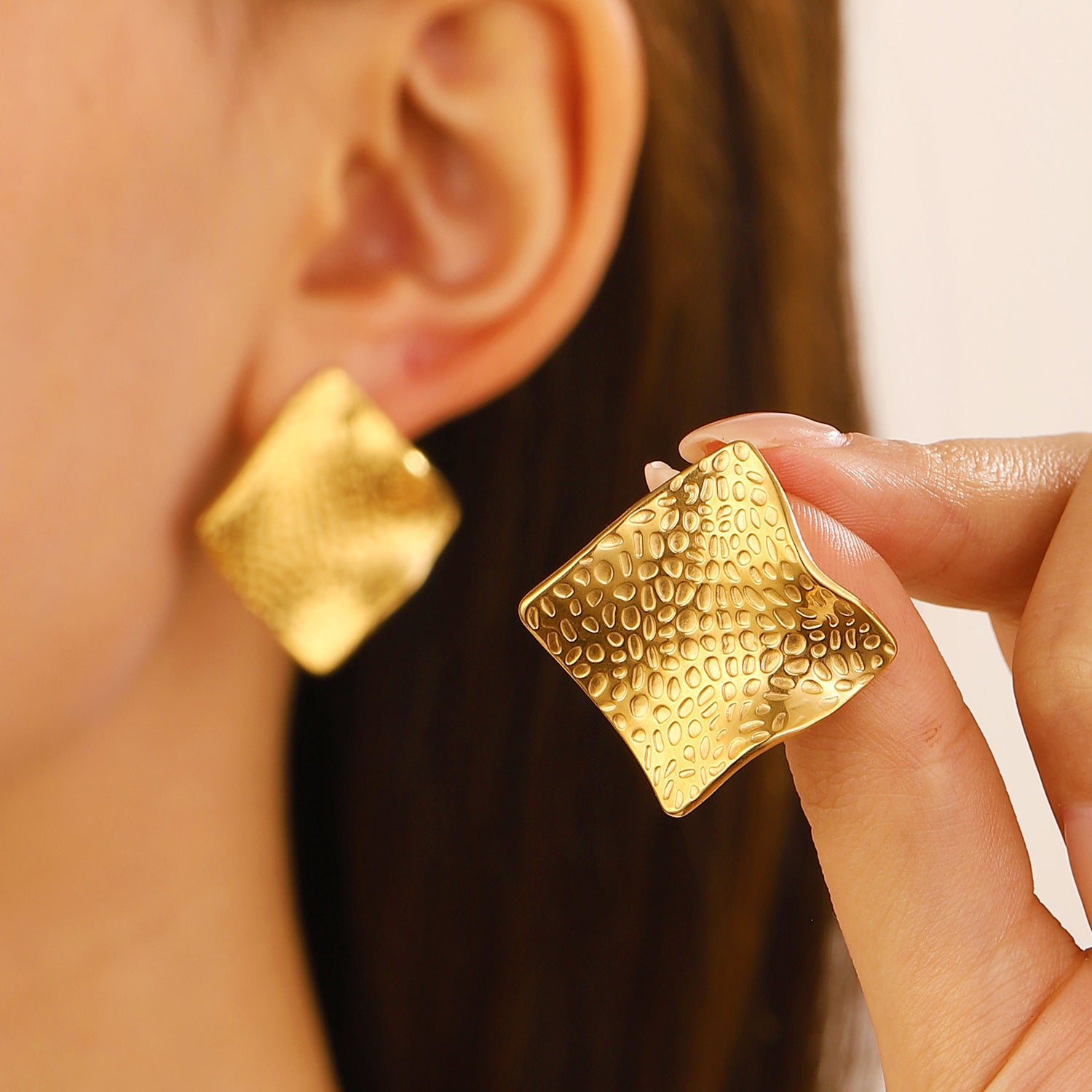 Stainless steel Anti tarnish jewellery 18 k vaccum plating Colour:- Gold Good Quality Guarantee