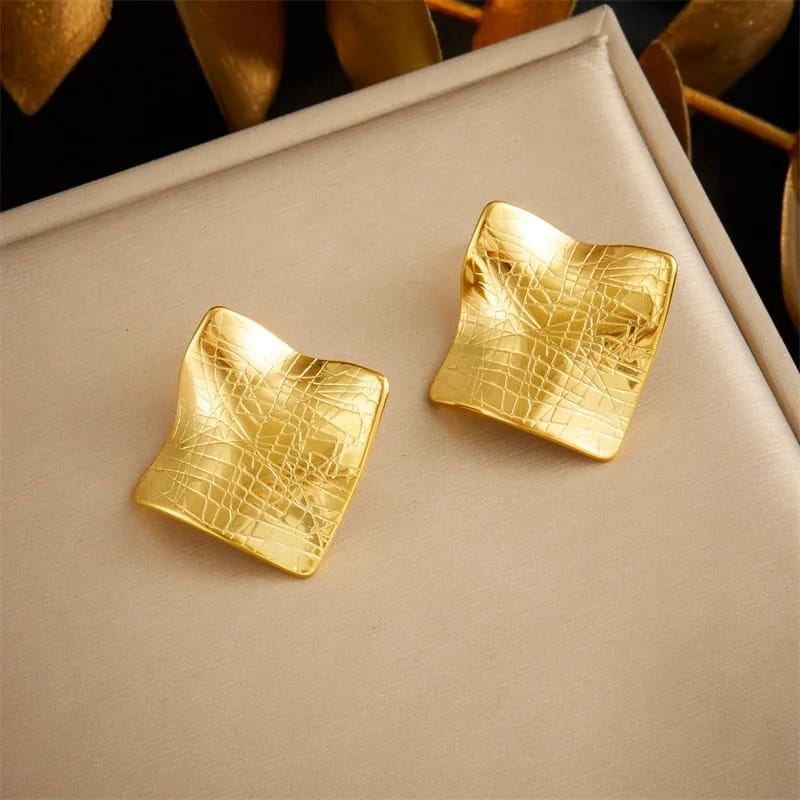 Stainless steel Anti tarnish jewellery 18 k vaccum plating Colour:- Gold Good Quality Guarantee